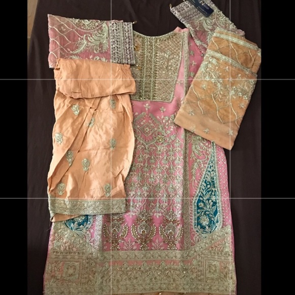 Pakistani designer shalwar kameez. - Picture 4 of 6